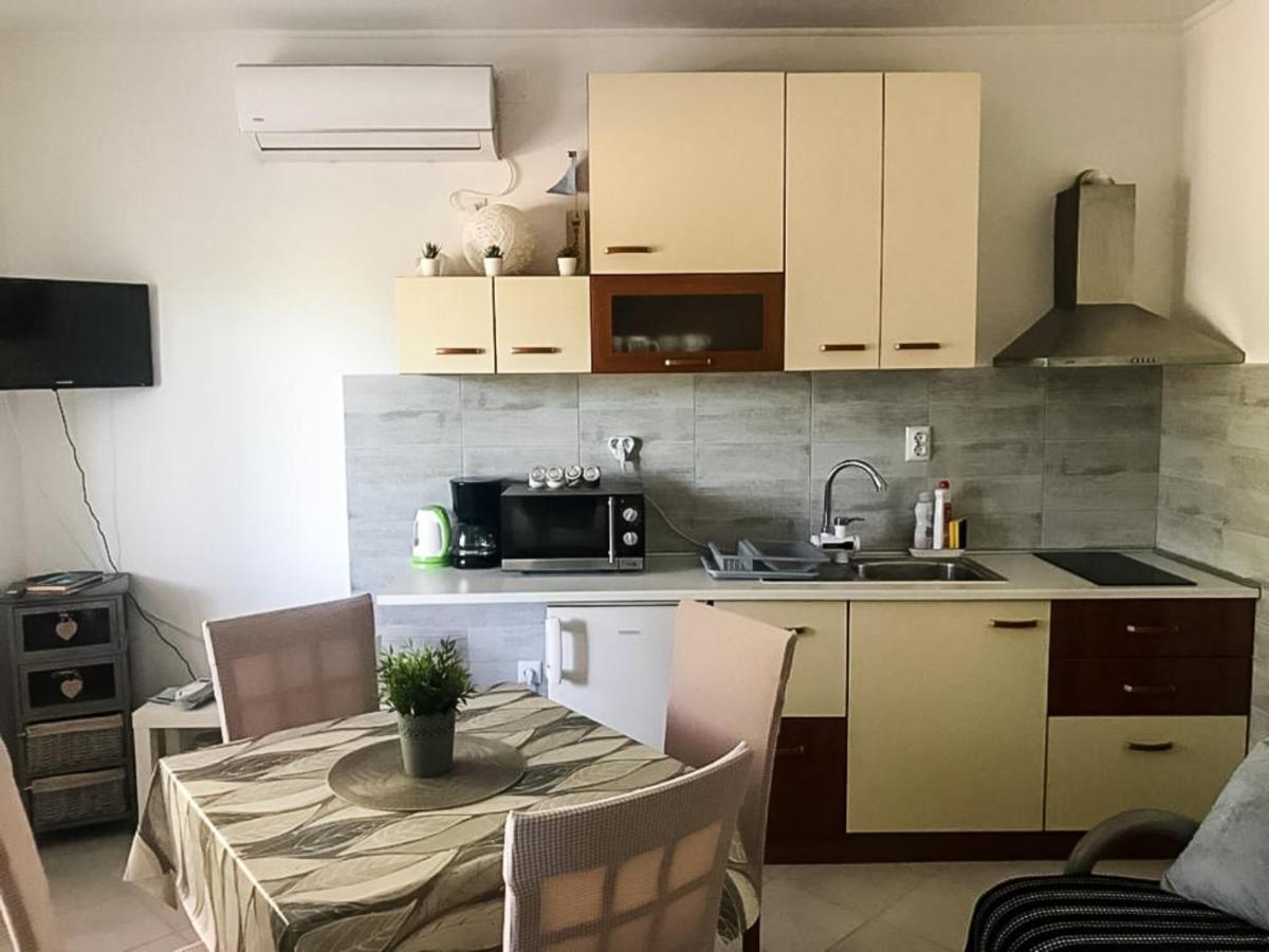 Apartments Sea Star Ivana Marina Bagian luar foto