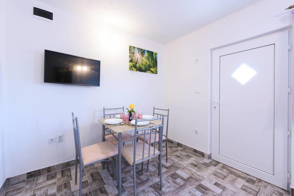 Apartments Sea Star Ivana Marina Bagian luar foto
